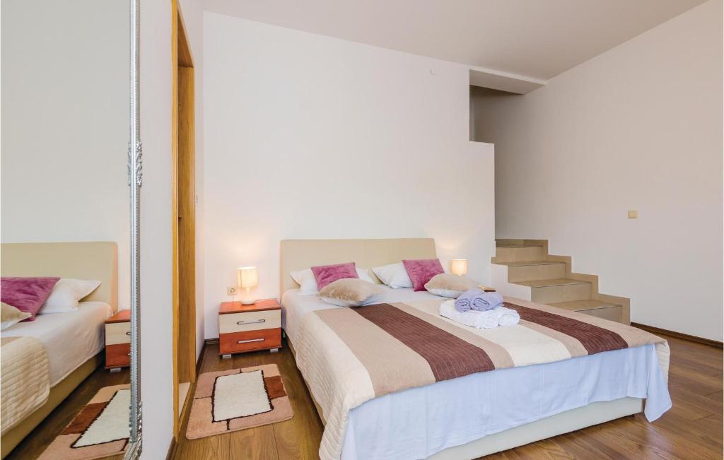 Posteľ alebo postele v izbe v ubytovaní Apartment Gruda With Sea View 03