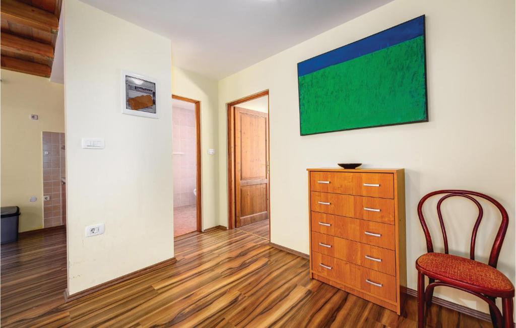 Telewizja i/lub zestaw kina domowego w obiekcie Beautiful Apartment In Rovinj With Wifi
