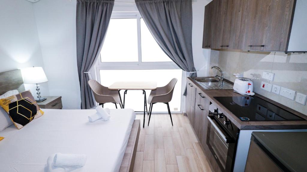 Kuchyň nebo kuchyňský kout v ubytování Napoli Suites Studios Aparthotel