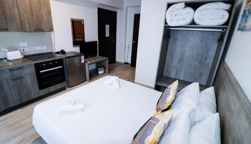 Kuchyň nebo kuchyňský kout v ubytování Napoli Suites Studios Aparthotel