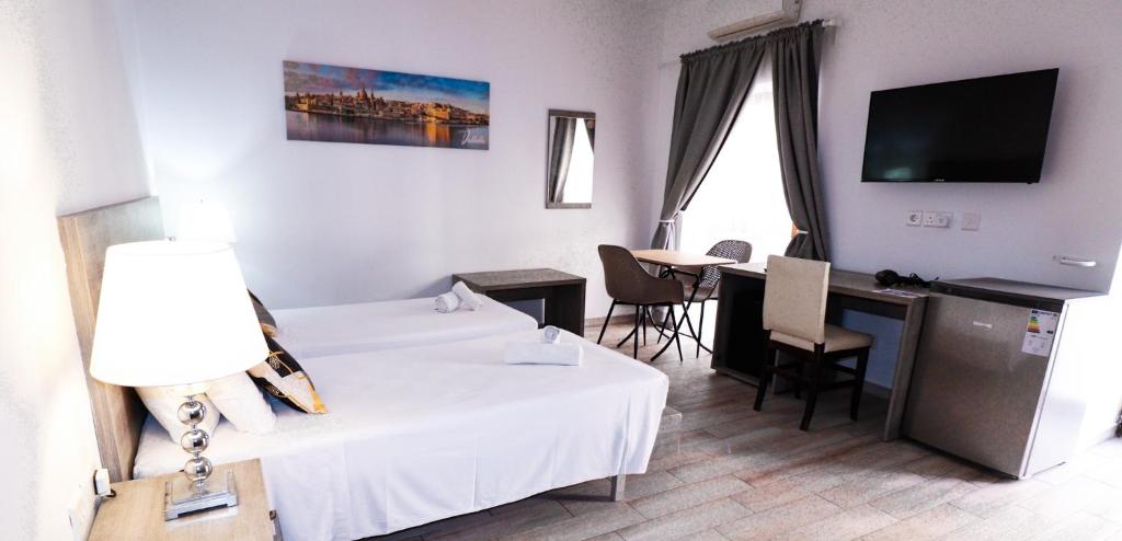 TV a/nebo společenská místnost v ubytování Napoli Suites Studios Aparthotel
