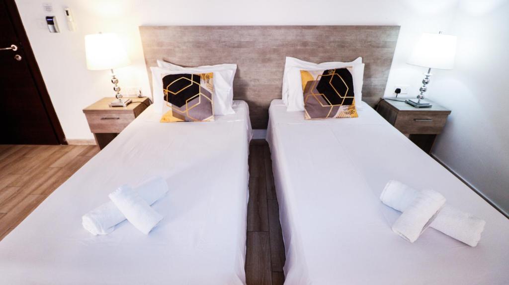 Postel nebo postele na pokoji v ubytování Napoli Suites Studios Aparthotel