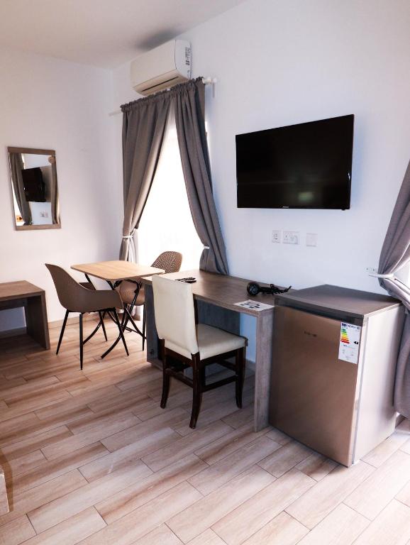 TV a/nebo společenská místnost v ubytování Napoli Suites Studios Aparthotel