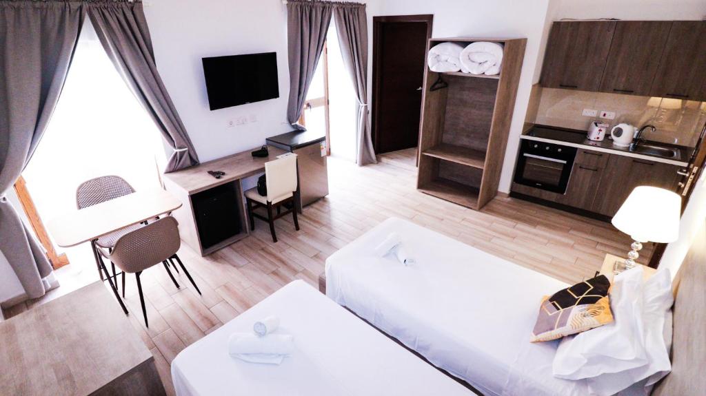 Kuchyň nebo kuchyňský kout v ubytování Napoli Suites Studios Aparthotel