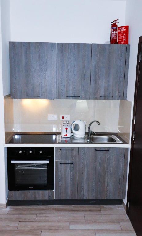 Kuchyň nebo kuchyňský kout v ubytování Napoli Suites Studios Aparthotel