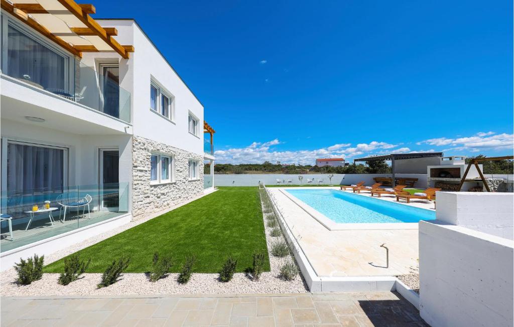 widok na dom z basenem w obiekcie Gorgeous Home In Vrsi w mieście Vrsi