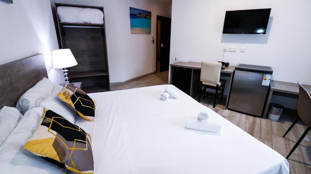 TV a/nebo společenská místnost v ubytování Napoli Suites Studios Aparthotel