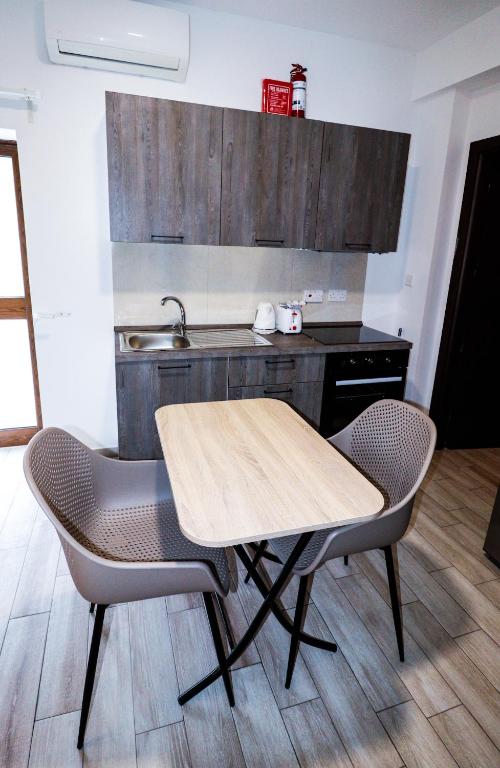 Kuchyň nebo kuchyňský kout v ubytování Napoli Suites Studios Aparthotel