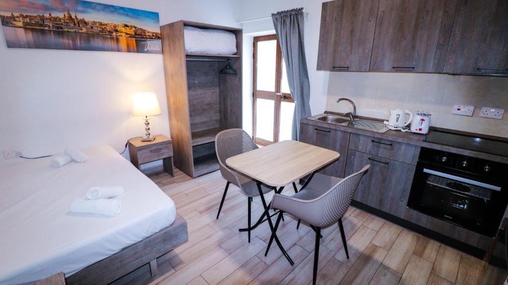 Kuchyň nebo kuchyňský kout v ubytování Napoli Suites Studios Aparthotel