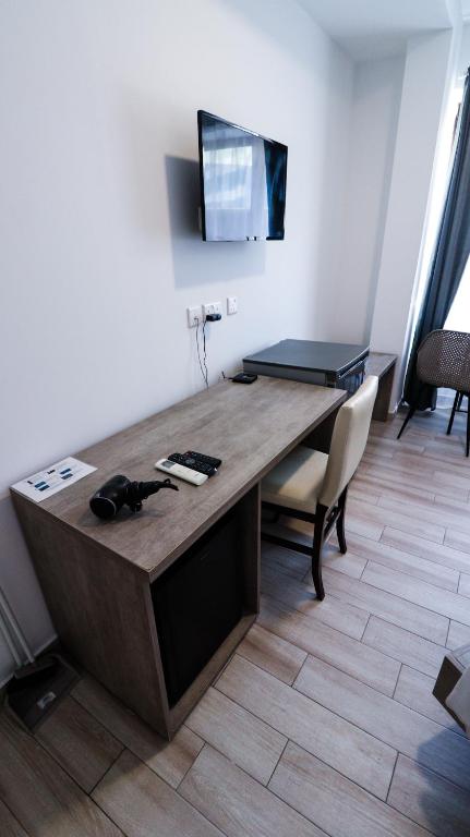 TV a/nebo společenská místnost v ubytování Napoli Suites Studios Aparthotel