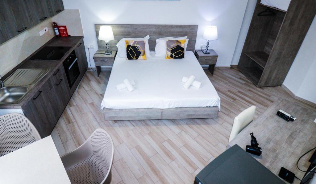 Postel nebo postele na pokoji v ubytování Napoli Suites Studios Aparthotel