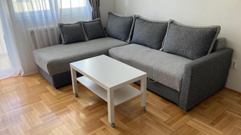 una sala de estar con un sofá y una mesa en Apartman Senjak, en Pirot