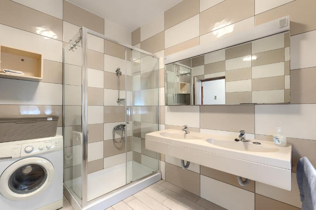 łazienka z umywalką i pralką w obiekcie Apartments Erla w mieście Banjole