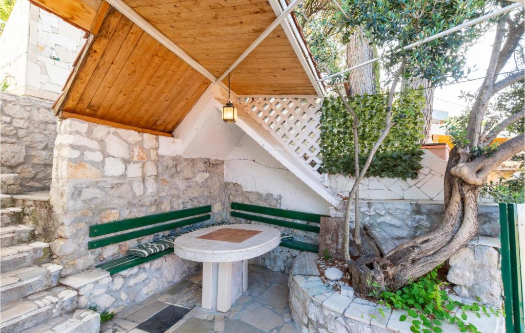 Gorgeous Apartment In Lokva Rogoznica With Wifi