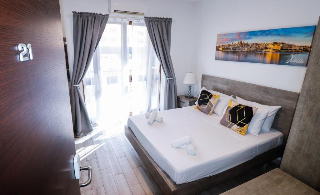 Postel nebo postele na pokoji v ubytování Napoli Suites Studios Aparthotel