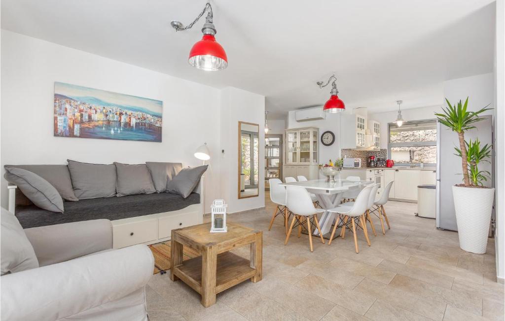 Biały salon z kanapą i stołem w obiekcie 3 Bedroom Cozy Home In Krk w Krku