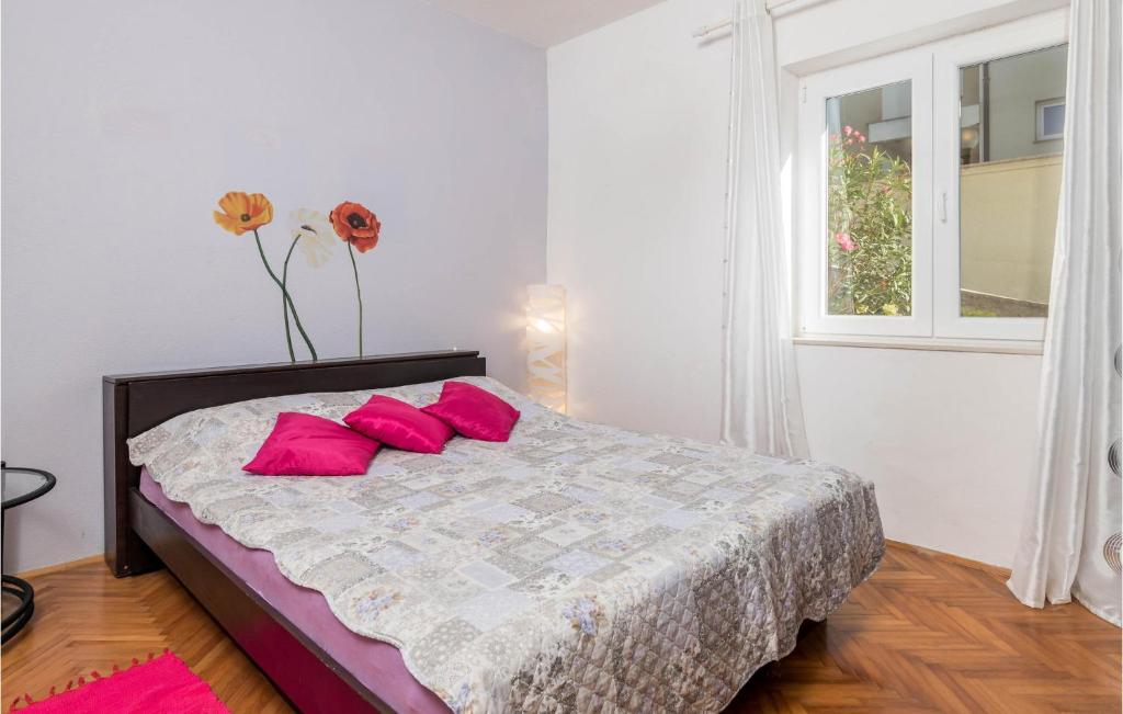 Postel nebo postele na pokoji v ubytování Gorgeous Apartment In Stara Novalja