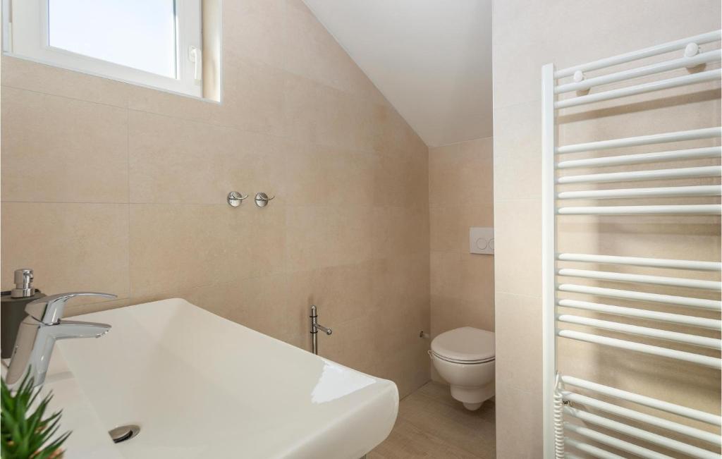 Kúpeľňa v ubytovaní 2 Bedroom Stunning Home In Icici