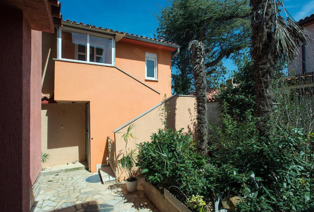 Budynek, w którym mieści się apartament