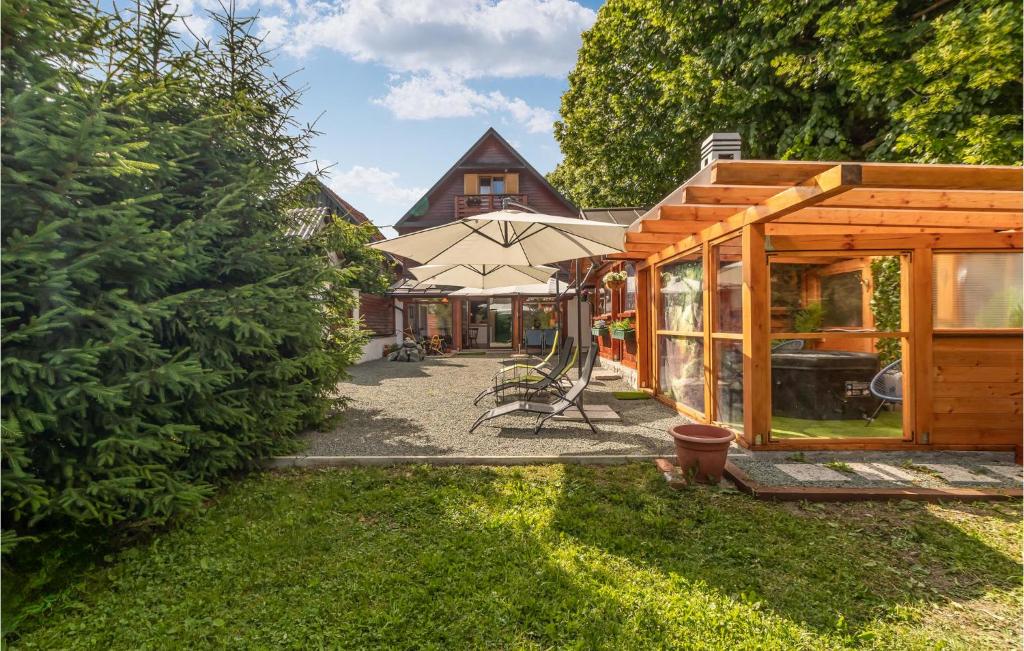 Zahrada ubytování Cozy Home In Mrkopalj With Jacuzzi