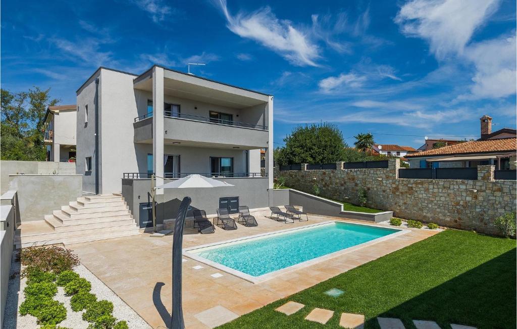 una villa con piscina y una casa en Villa Nebra, en Frata