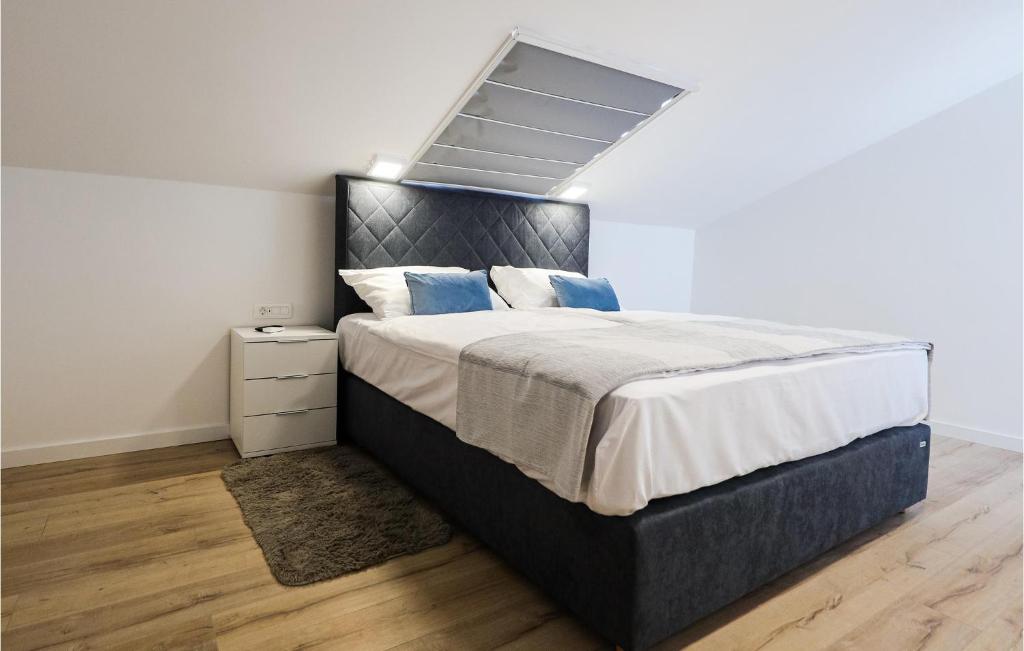 Posteľ alebo postele v izbe v ubytovaní Gorgeous Apartment In Zadar With Wifi