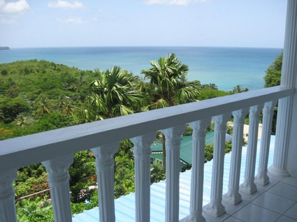 balcón con vistas al océano en Apartment Espoir, en Castries