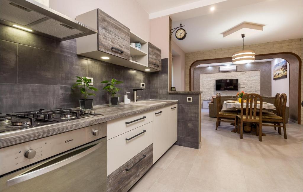 Kuchyňa alebo kuchynka v ubytovaní 3 Bedroom Awesome Apartment In Rijeka