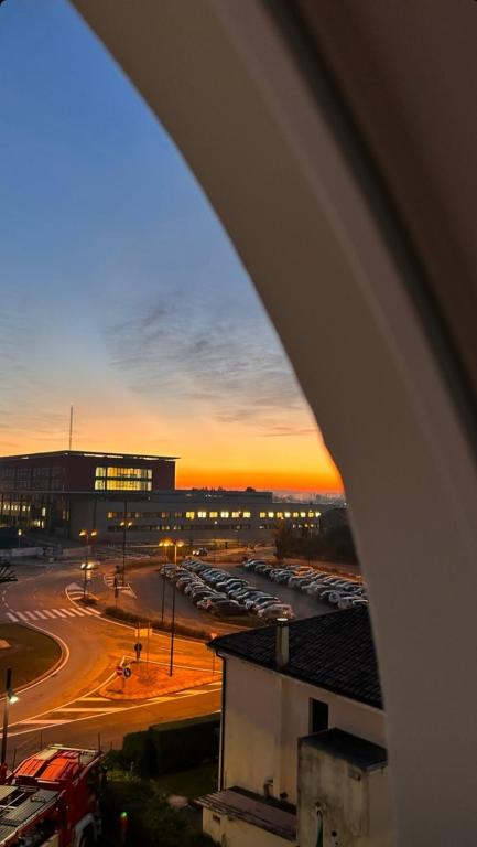 Východ nebo západ slunce při pohledu z hotelu nebo okolí