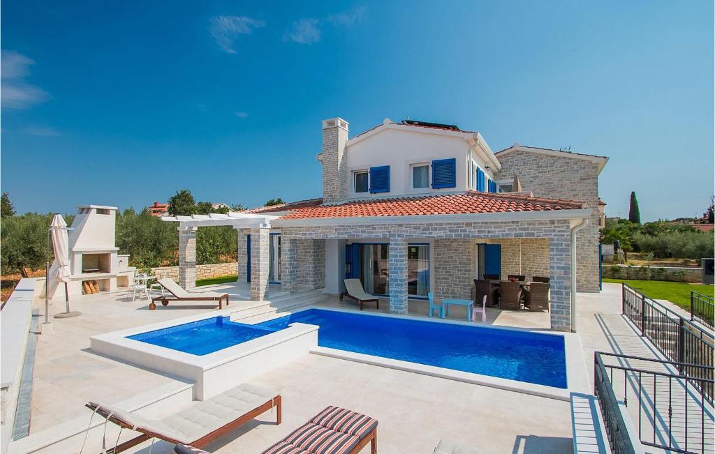 une villa avec piscine et une maison dans l'établissement Villa Torre Iii, à Poreč