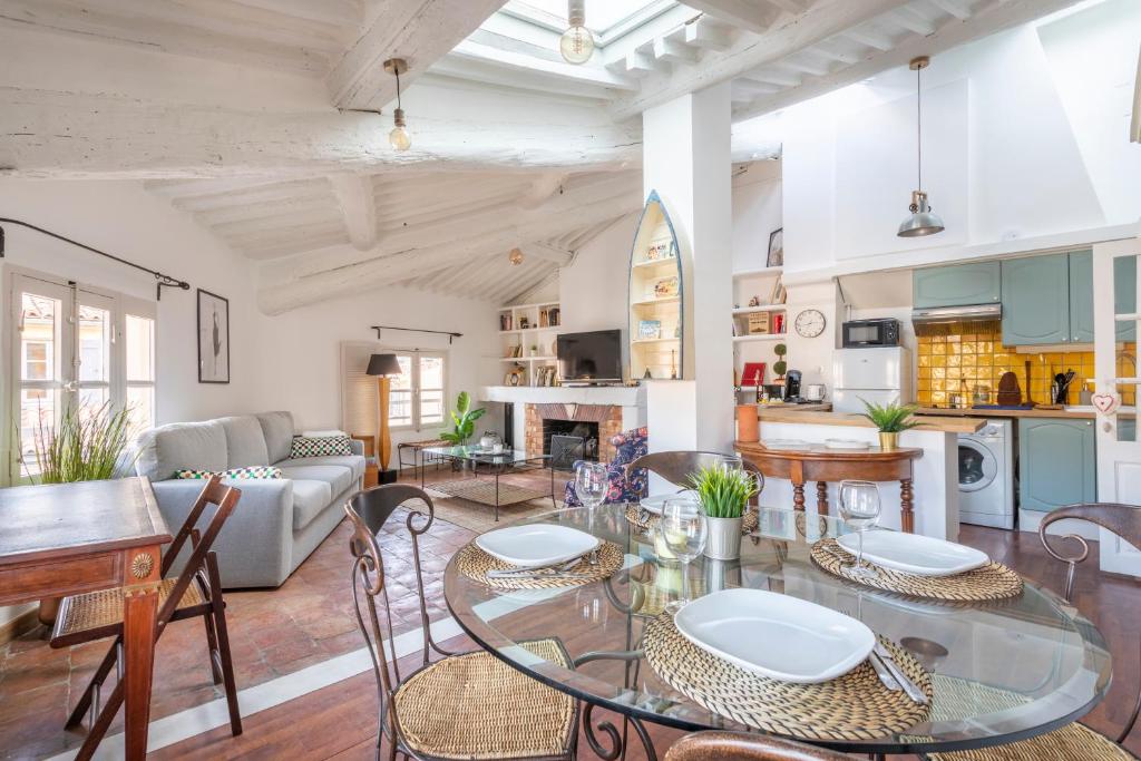 Il dispose d'une cuisine et d'un salon avec une table et des chaises en verre. dans l'établissement T3 Lumineux avec magnifique vue, à Aix-en-Provence