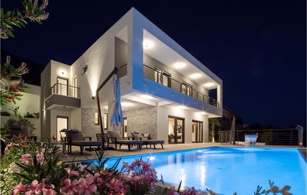 une villa avec piscine la nuit dans l'établissement Gorgeous Home In Jesenice With Sauna, à Jesenice