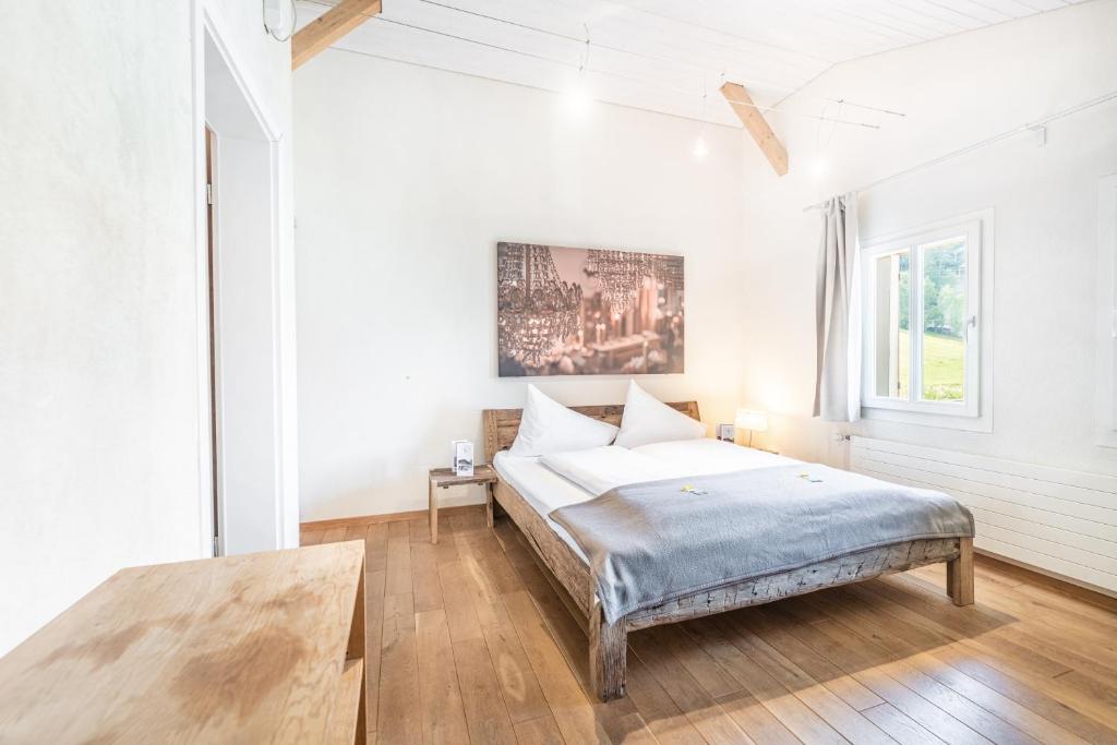 Een bed of bedden in een kamer bij Hotel Kaiserstuhl