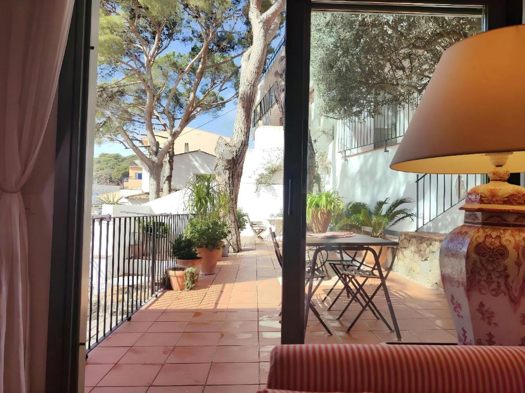 Balkón alebo terasa v ubytovaní T2 · Sunny duplex with garden 50m from beach