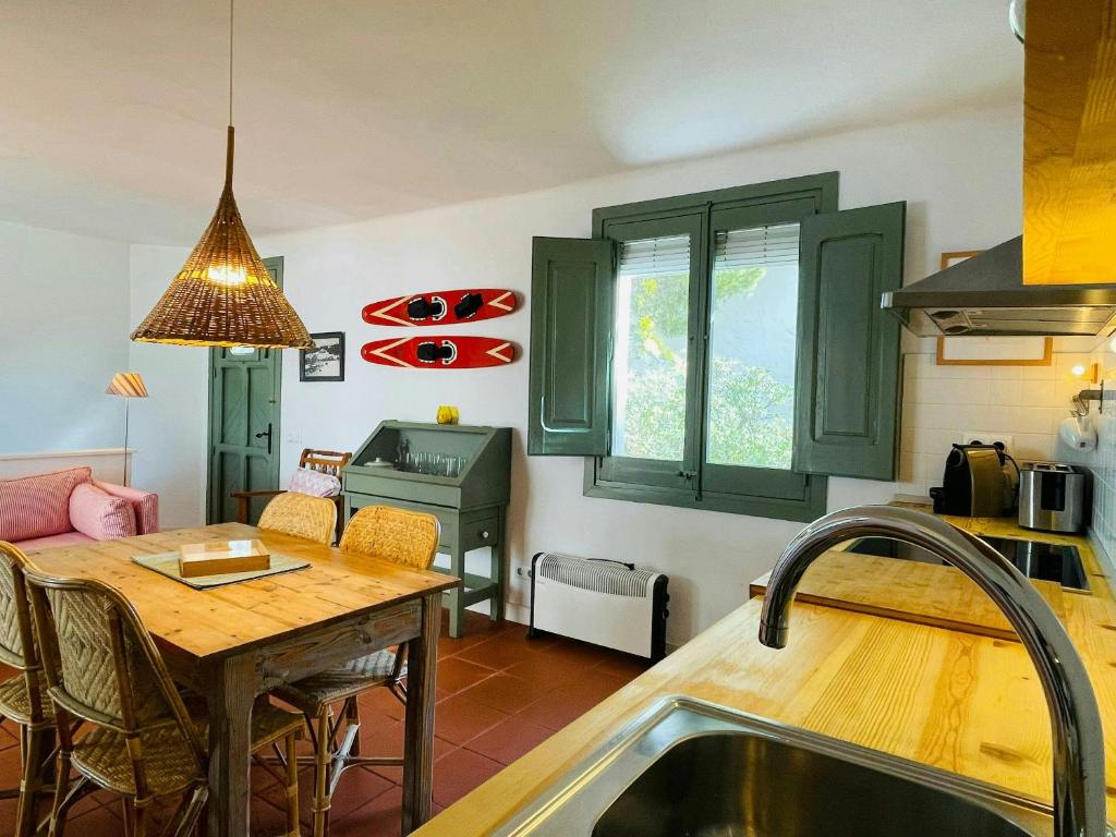 Kuchyňa alebo kuchynka v ubytovaní T2 · Sunny duplex with garden 50m from beach