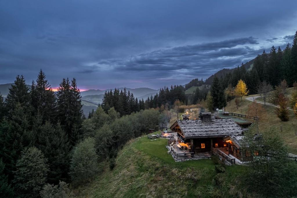 eine Luftaufnahme eines Hauses in den Bergen in der Unterkunft Buccara Zwischenbachalm in Westendorf