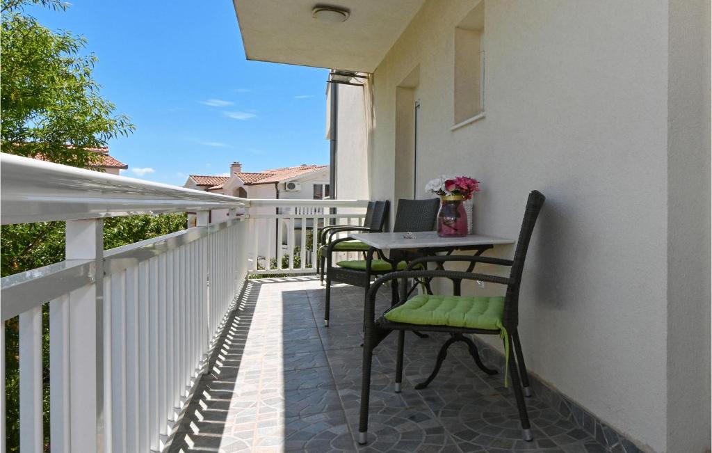 Balkón alebo terasa v ubytovaní Beautiful Apartment In Okrug Gornji