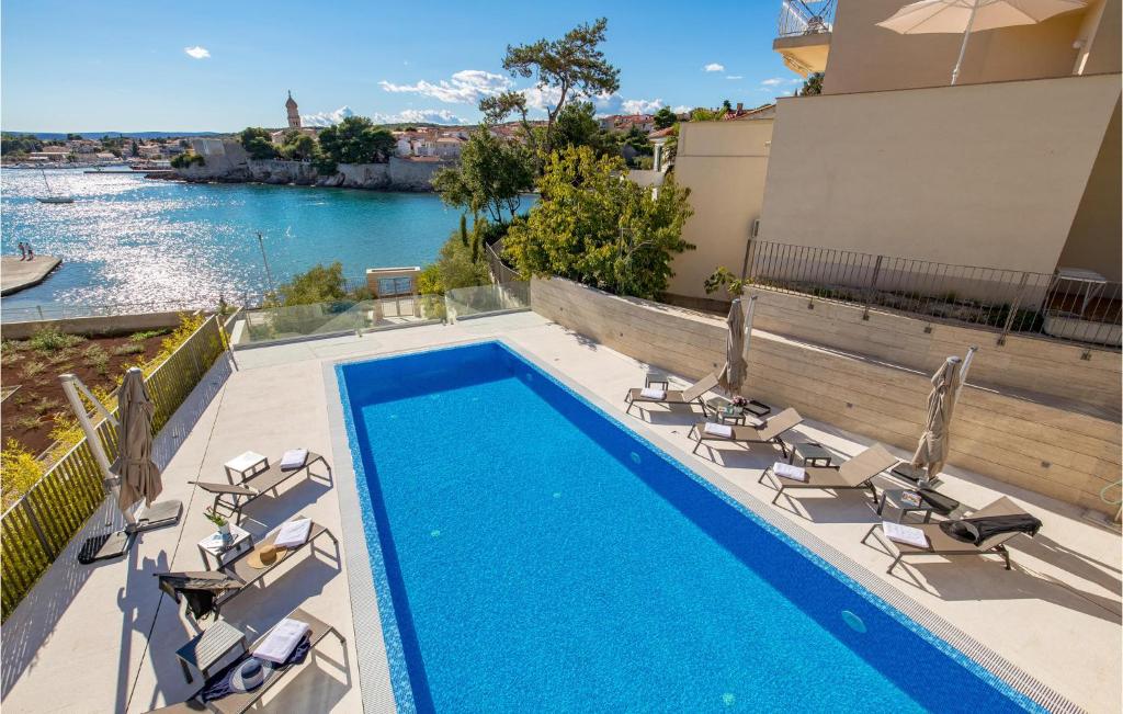 Basen w obiekcie Lovely Apartment In Krk With Kitchen lub w pobliżu