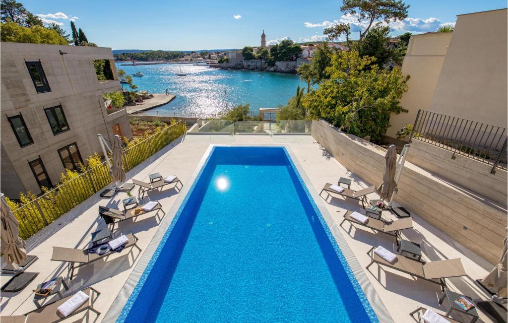 Basen w obiekcie Lovely Apartment In Krk With Kitchen lub w pobliżu