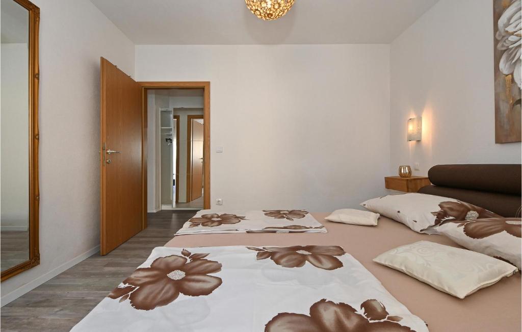 Posteľ alebo postele v izbe v ubytovaní Awesome Apartment In Okrug Gornji