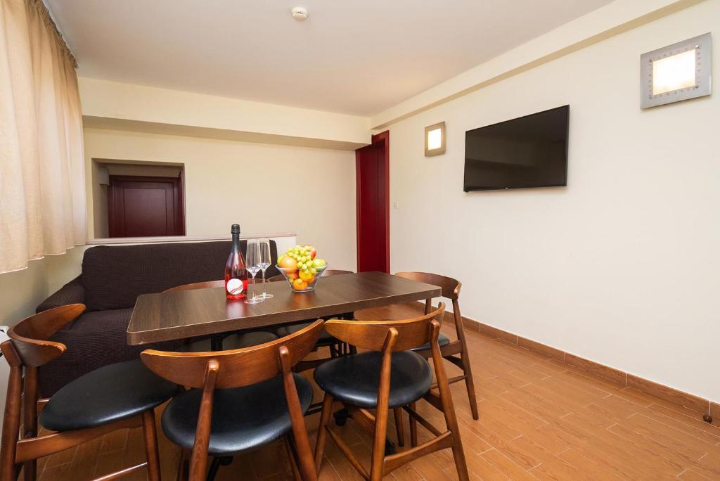 Televízia a/alebo spoločenská miestnosť v ubytovaní Amadria Park Apartments Šibenik