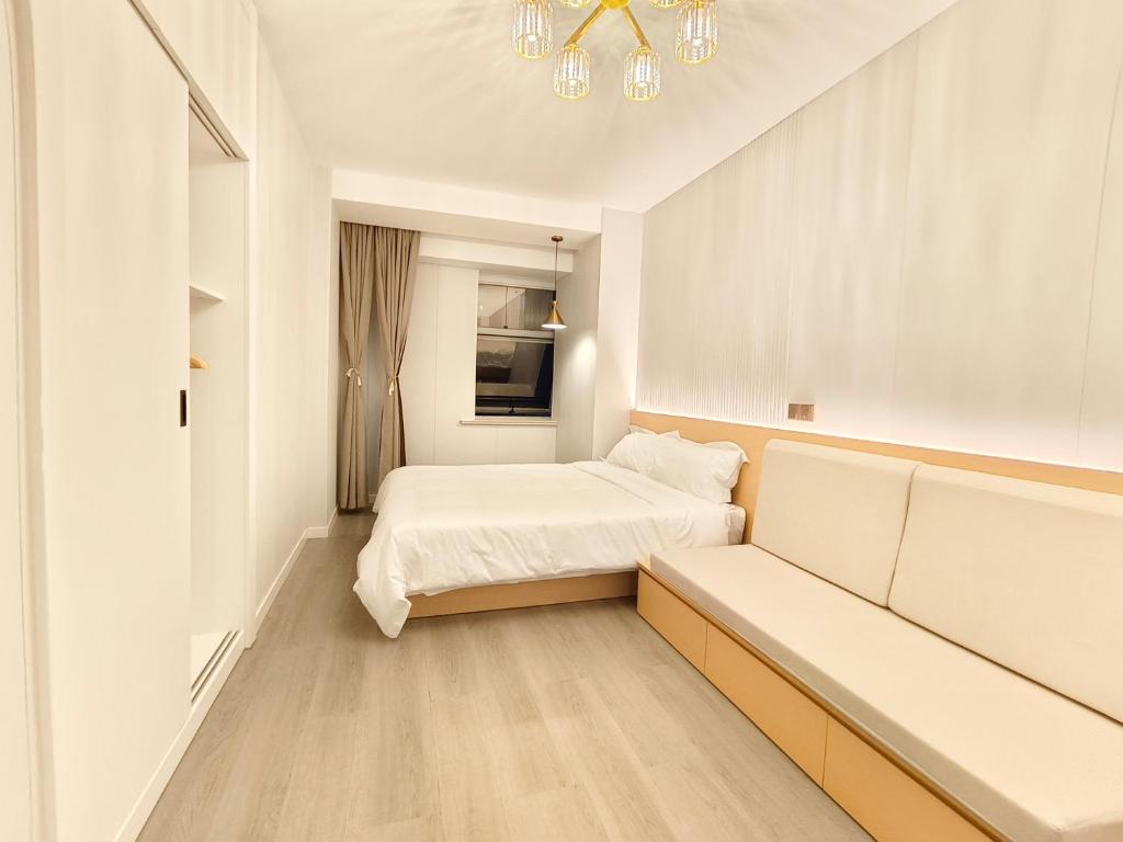 Postel nebo postele na pokoji v ubytování 彩虹小居陆家嘴店