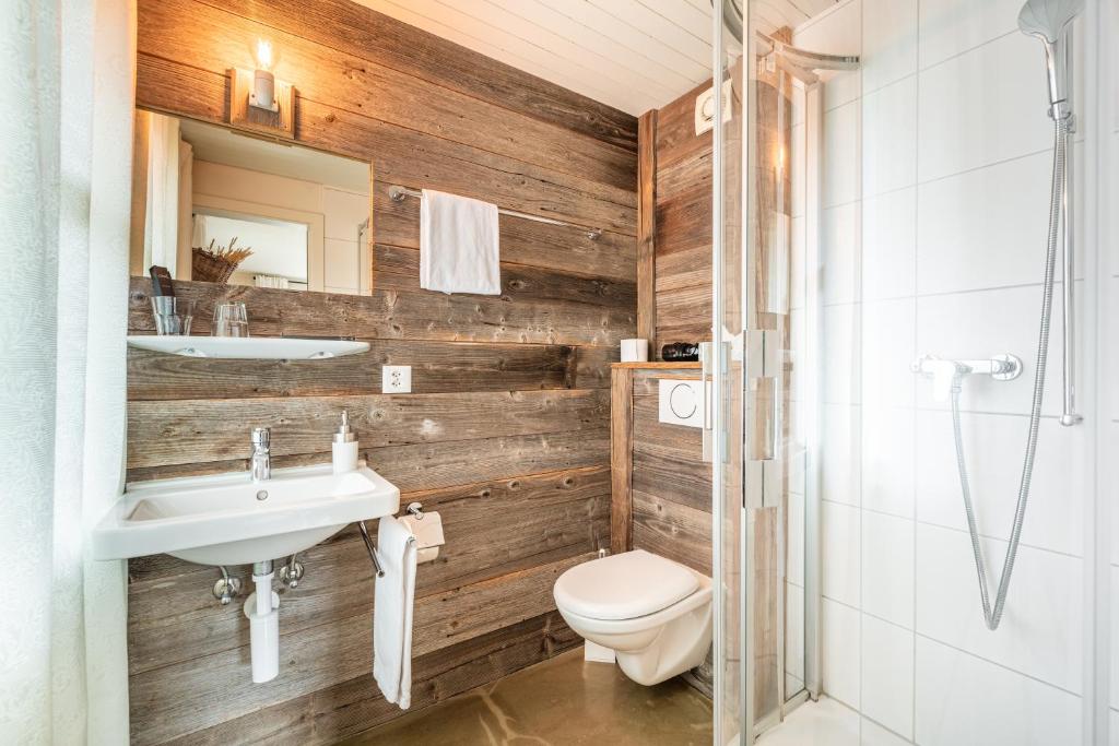 Een badkamer bij Hotel Kaiserstuhl