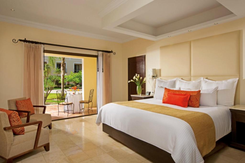 Una cama o camas en una habitación de Dreams Tulum Resort & Spa