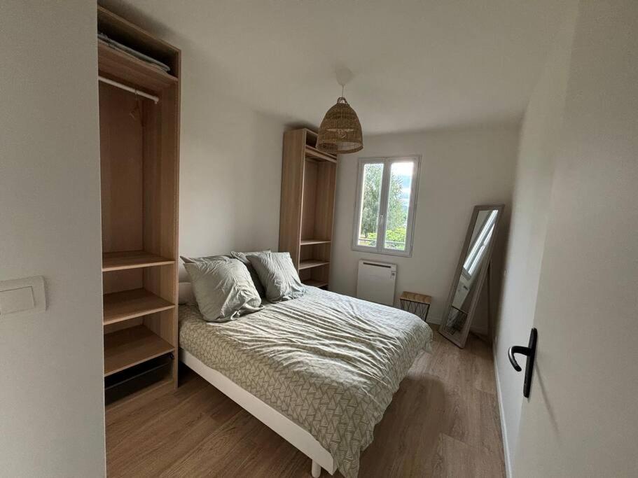 Un dormitorio pequeño con una cama y una ventana. en Maison de ville plein centre, en Saint-Céré