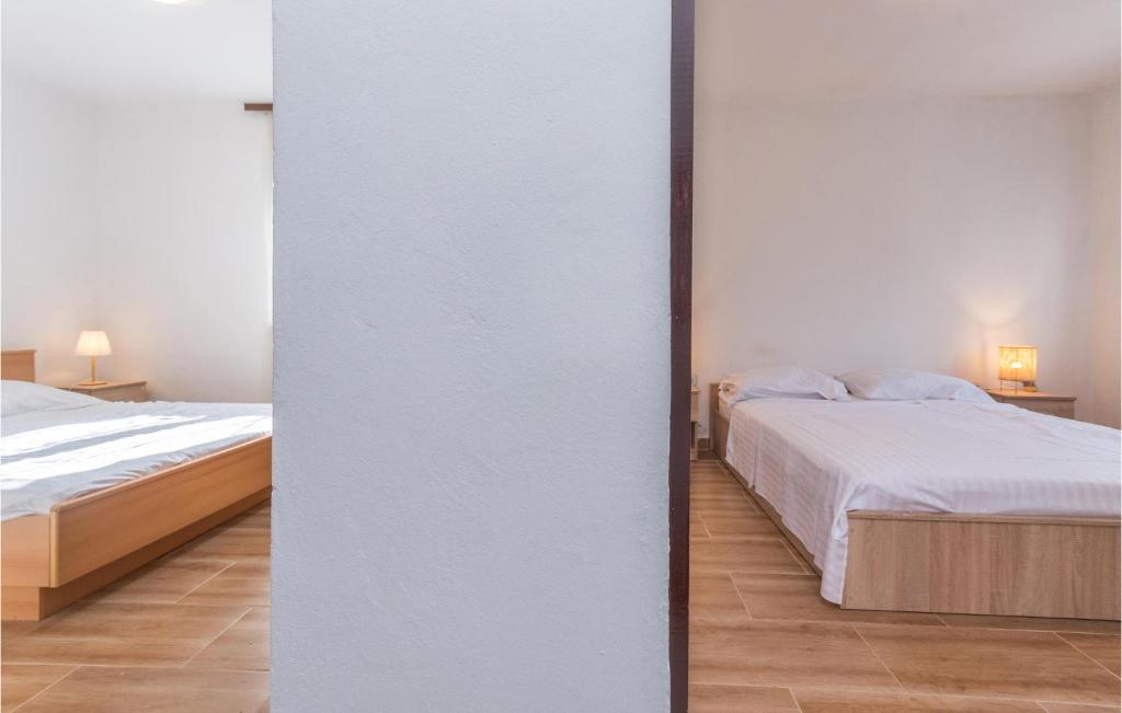 Posteľ alebo postele v izbe v ubytovaní 2 Bedroom Stunning Home In Pakostane