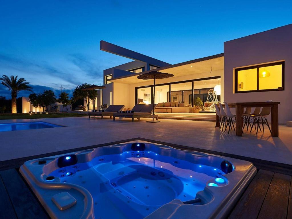Hồ bơi trong/gần Villa in Ibiza near Benirrás Beach