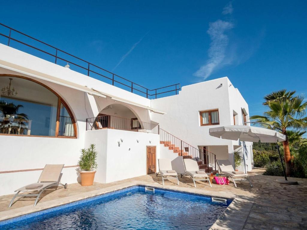 Πισίνα στο ή κοντά στο Villa in Jesus near Talamanca Beach