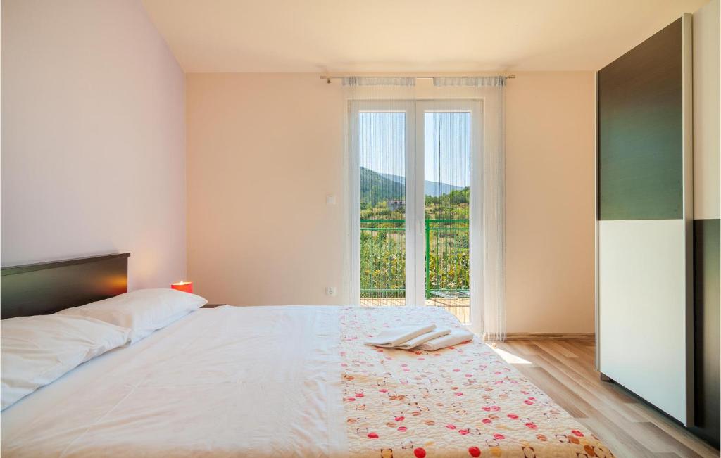 Posteľ alebo postele v izbe v ubytovaní Four-Bedroom Holiday Home Kucice With A Fireplace 09