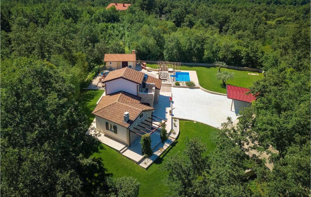 una vista dall'alto di una casa con piscina di Villa Funcici a Lovrinići